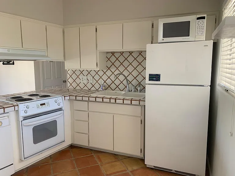 1441 E Maryland Ave #8 — Photo 8