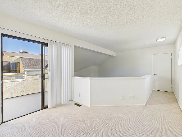 11325 Morrison St — Photo 15