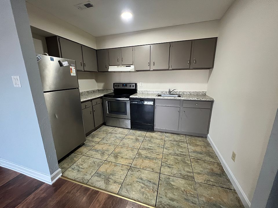 Kitchen with full appliance package