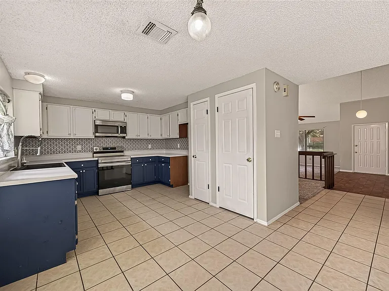 1818 Foxlake Dr — Photo 13
