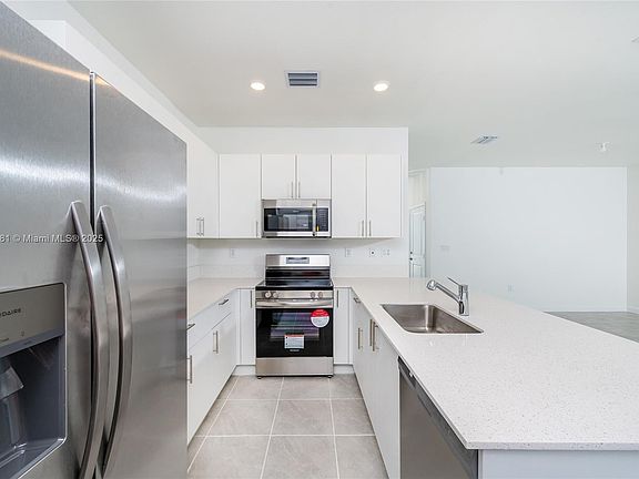 5th image of 721 SE Thirteen Street Cir #0