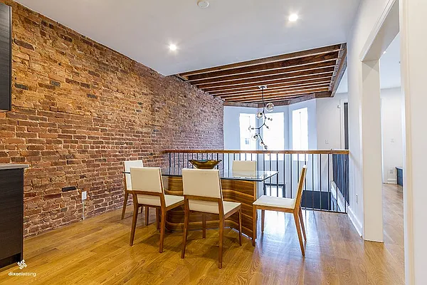 Rented by Dixon Advisory USA Inc. | media 21