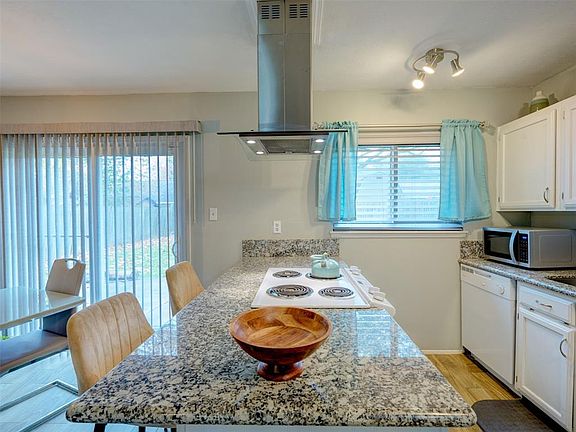 5th image of 706 Stonewall Dr
