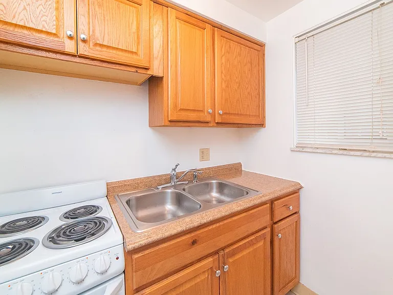 1101 Broadway Ave — Photo 14