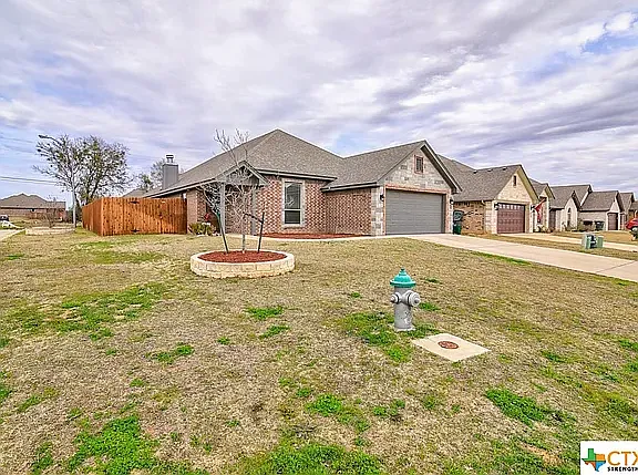 3 bed, 1930 sqft, $1,999 — Photo 3