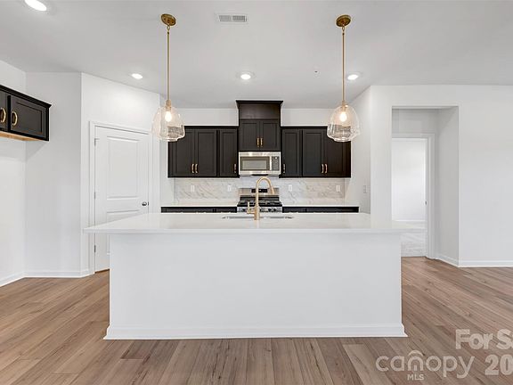 3rd image of 408 Willoughby Park Dr