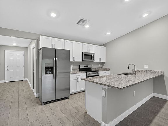 3rd image of 839 Bedford Dr