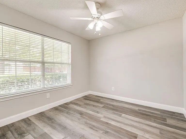 10717 Pineview Ln — Photo 23