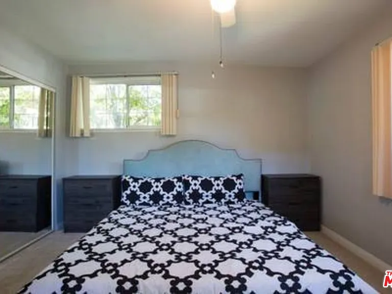 5049 Serrania Ave — Photo 26