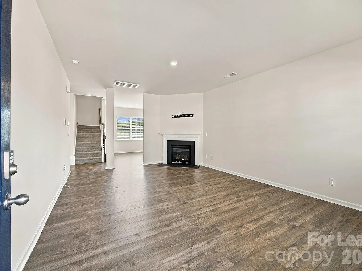 4 bed, 2.5 bath, 1995 sqft, $2,350 — Photo 4