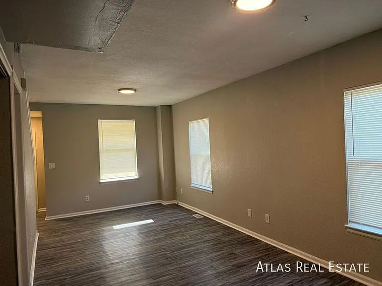 1119 S 14th Ave — Photo 5