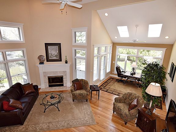 3rd image of 1036 Crestwood Cir