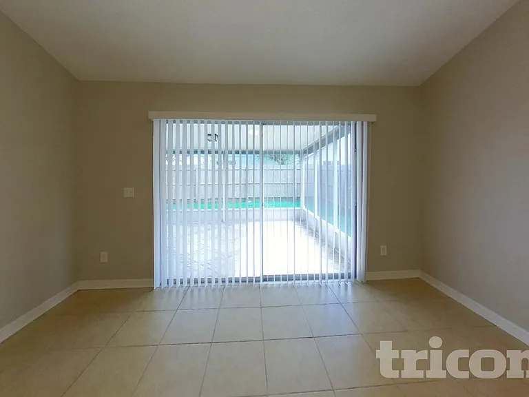 1627 Chatham Cir — Photo 2