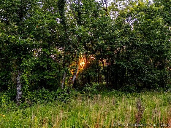 5th image of 15 E Davis Field Rd