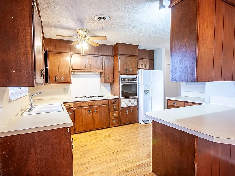 2040 Gerry Dr — Photo 5