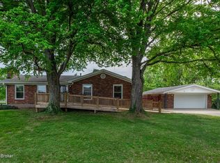 8207 Ardenia Ln, Louisville, KY 40228