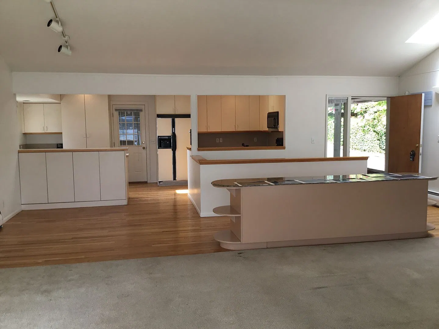 Lake Stevens waterfront 4 Bedroom 2 Bath Home with a view on the water! — Photo 2