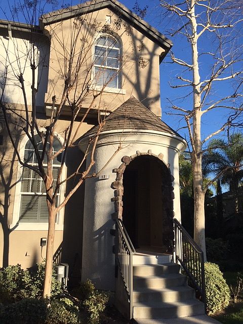 1st image of 17 Burlingame Ln