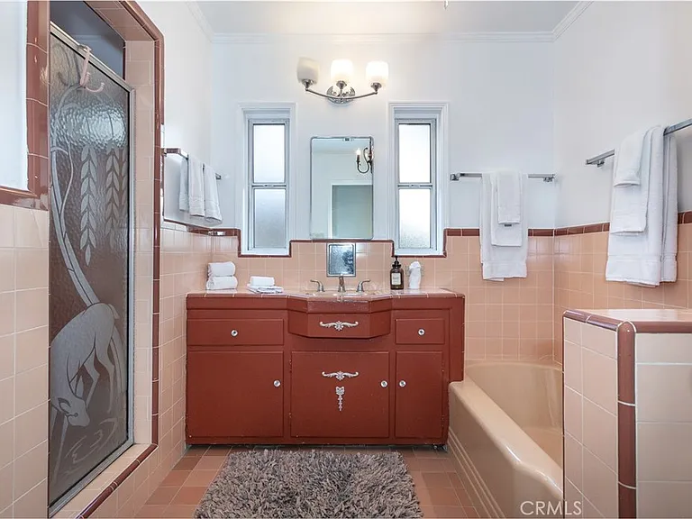 5825 Fulton Ave — Photo 25