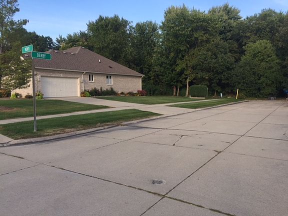 Side garage/Corner lot