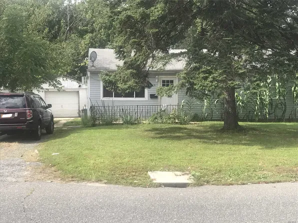 1680 N Gardiner Dr, Bay Shore, NY 11706