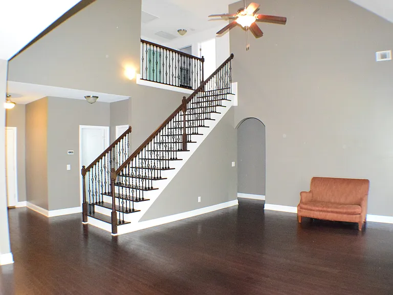 204 Waverly Ln — Photo 2