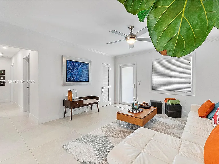 301 Hampton Ln — Photo 10