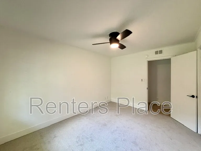 2616 E 58th St S — Photo 21