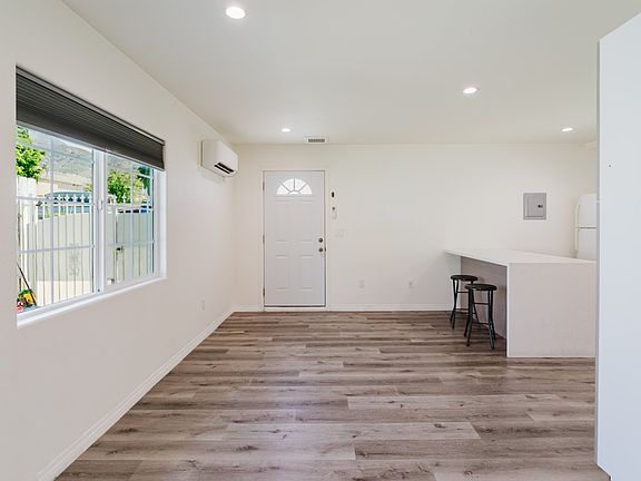 4th image of 10327 Hillhaven Ave #1/2