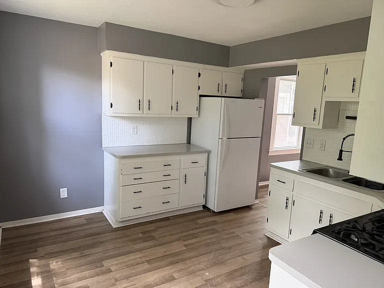 10709 Fidelity Ave — Photo 9