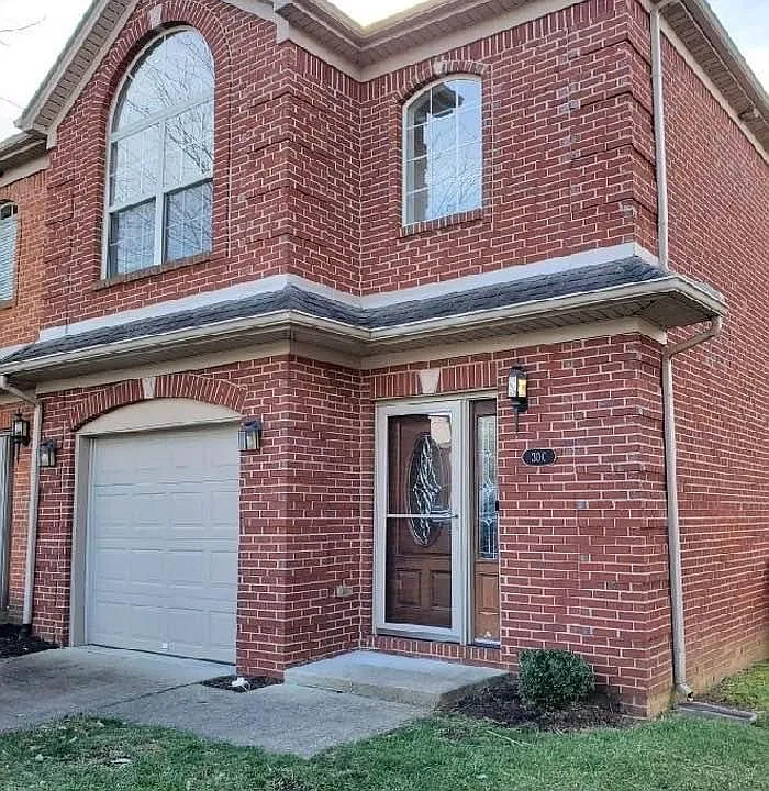 300 Broadleaf Ln