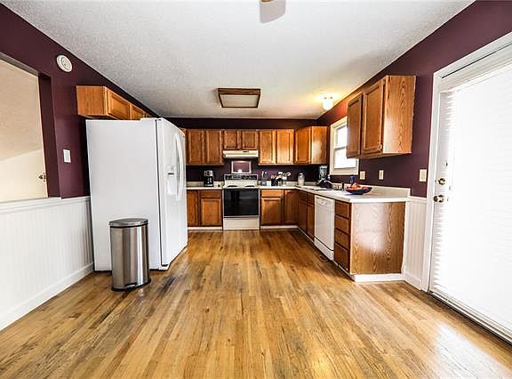 4th image of 820 Robert Dr