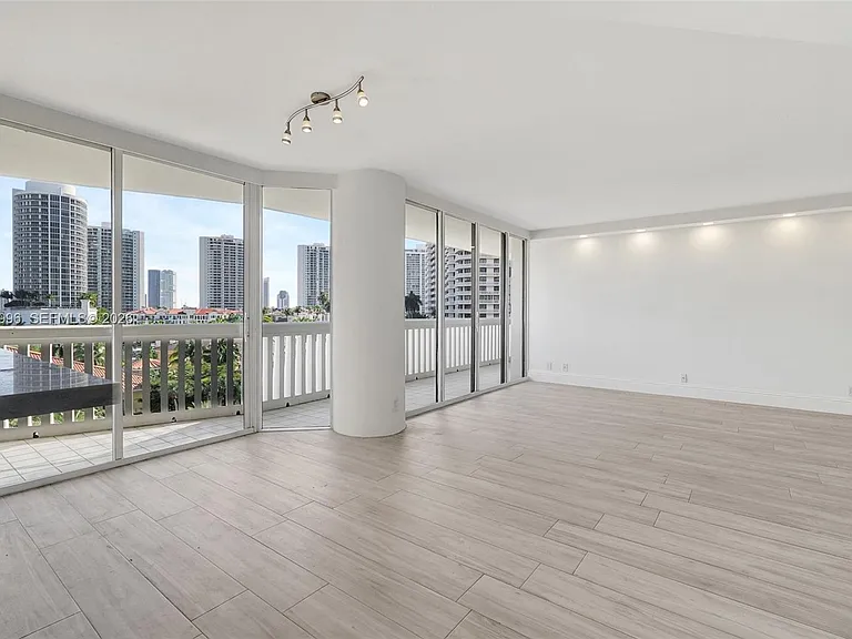 1000 Island Blvd #707 — Photo 10