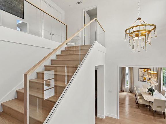 4th image of 4678 S Versailles Ave