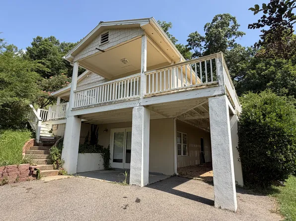 1860 Crescent Dr, Hiawassee, GA 30546