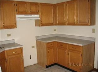 407 Farmbrook Ct, Romeoville, IL 60446