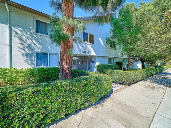 18555 Collins St, Tarzana, CA