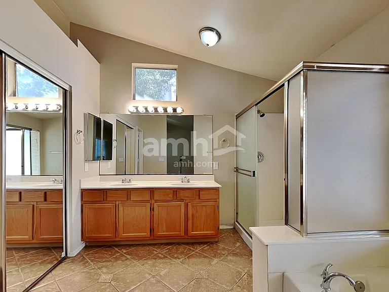 1214 E Artesian Way — Photo 11