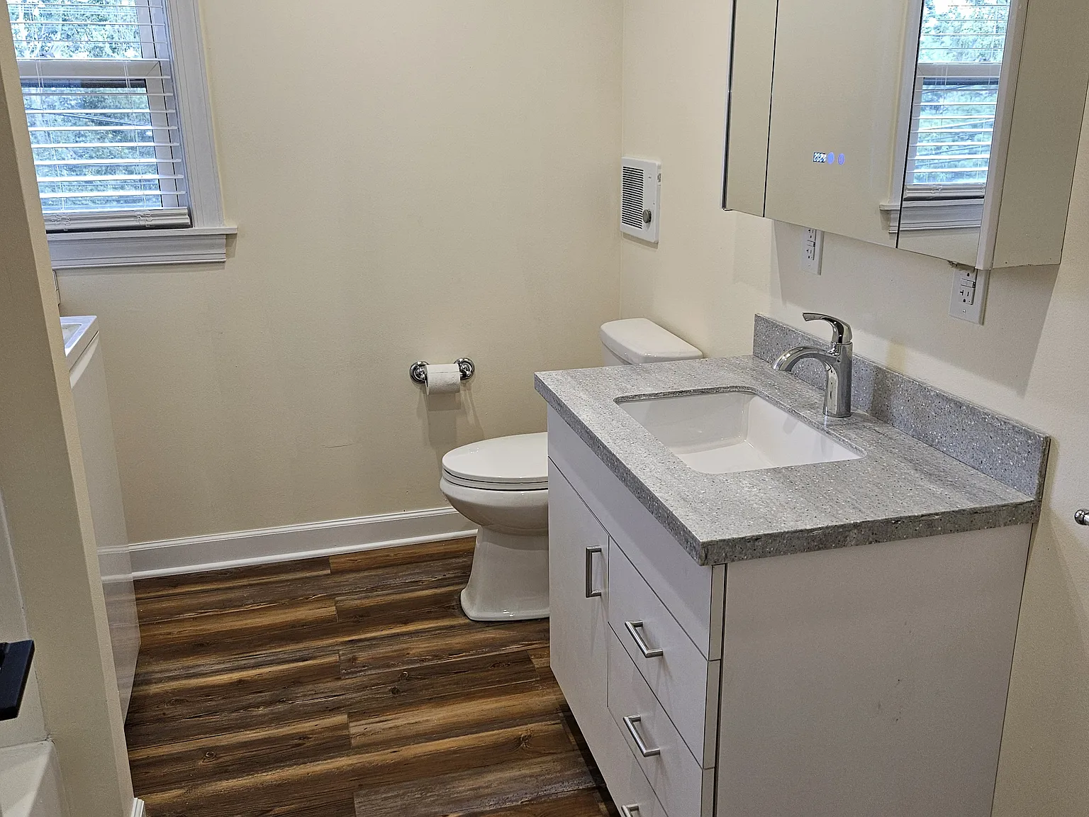 2 bed, 930 sqft, $2,100 — Photo 2