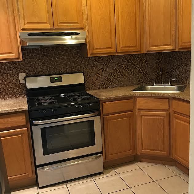 1st image of 14336 Franklin Ave #1