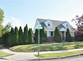 190 Strattford Rd, New Hyde Park, NY 11040