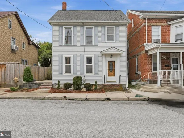 204 Park St, Waynesboro, PA 17268