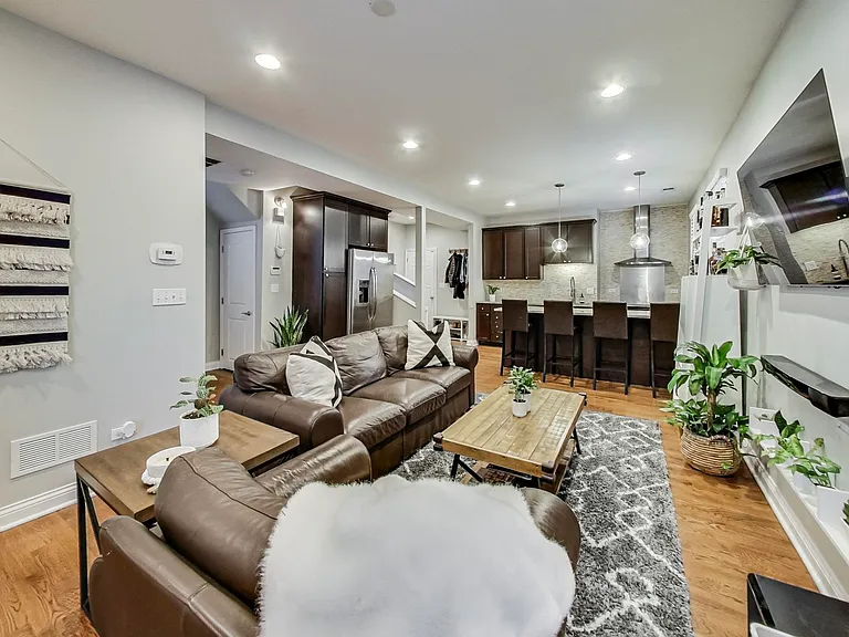 1818 W Superior St #2R — Photo 5