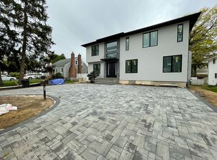 61 Chatham Rd, Hewlett, NY 11557