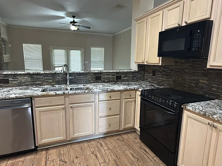 9812 Kings Pointe Dr — Photo 13