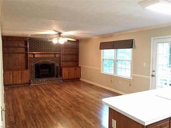 3rd image of 100 Emerald Ct