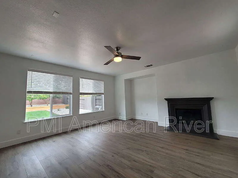 4 bed, 3.5 bath, 2561 sqft, $3,500 — Photo 3