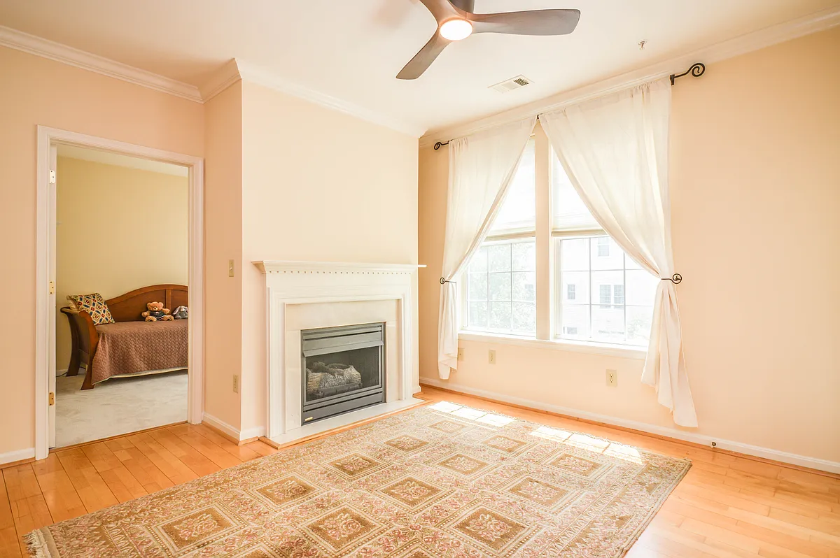 Building Photo - 4950 Brenman Park Dr #303