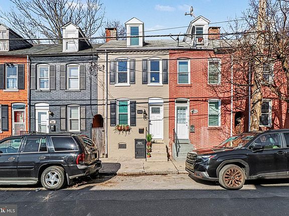 2nd image of 240 Coral St