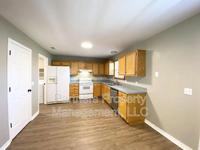 831 N 54th Ave — Photo 5